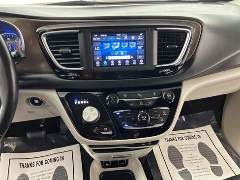 Used 2019 Chrysler Pacifica Touring-L FWD image 24