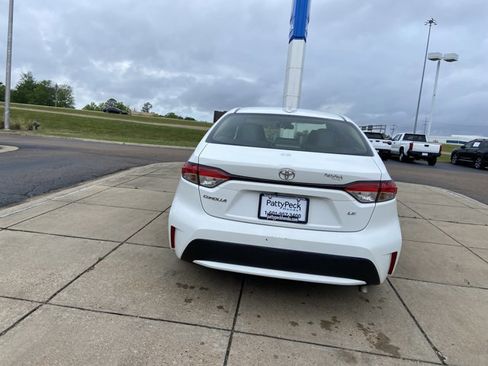 Used 2021 Toyota Corolla LE w/ LE Convenience Package image 10