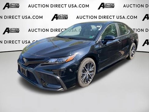 Used 2022 Toyota Camry SE FWD image 1