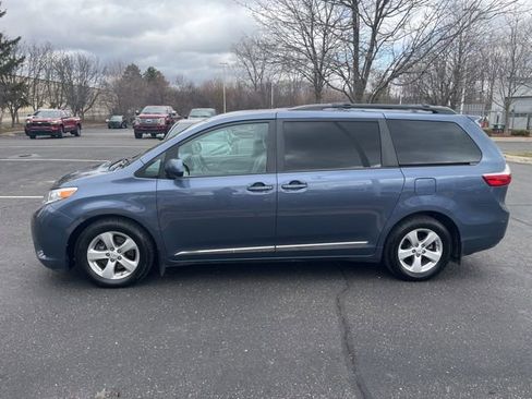 Used 2015 Toyota Sienna LE image 2