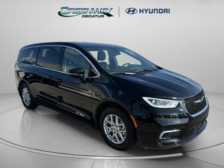 Used 2025 Chrysler Pacifica Select FWD video 1