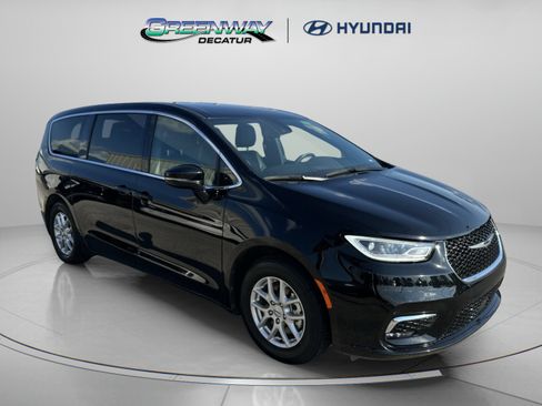 Used 2025 Chrysler Pacifica Select FWD image 1
