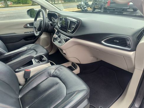 Used 2018 Chrysler Pacifica Touring-L Plus FWD image 19