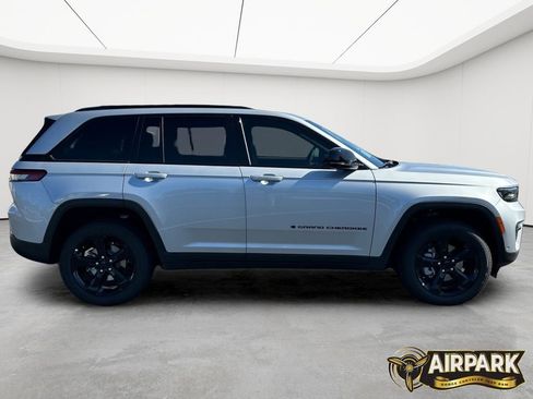 New 2025 Jeep Grand Cherokee Limited w/ Luxury Tech Group II image 3