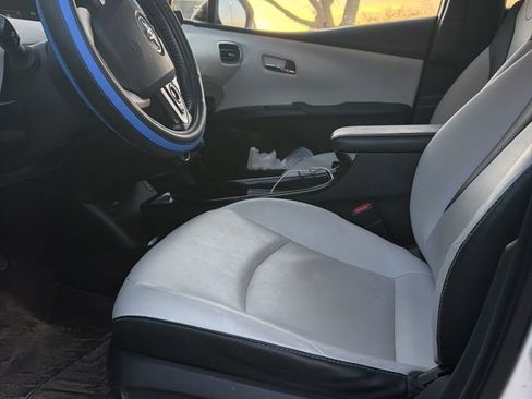 Used 2017 Toyota Prius Four image 2