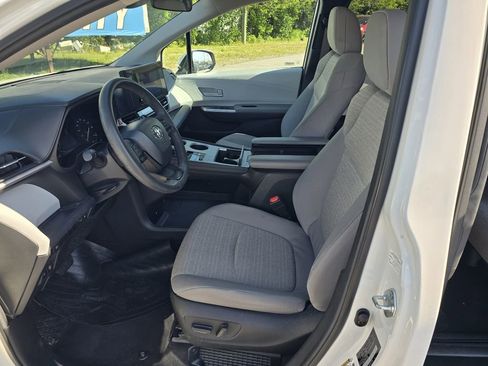 Used 2025 Toyota Sienna LE FWD image 12