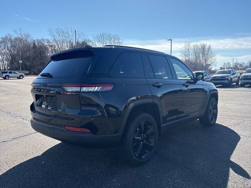 Used 2022 Jeep Grand Cherokee Altitude image 3