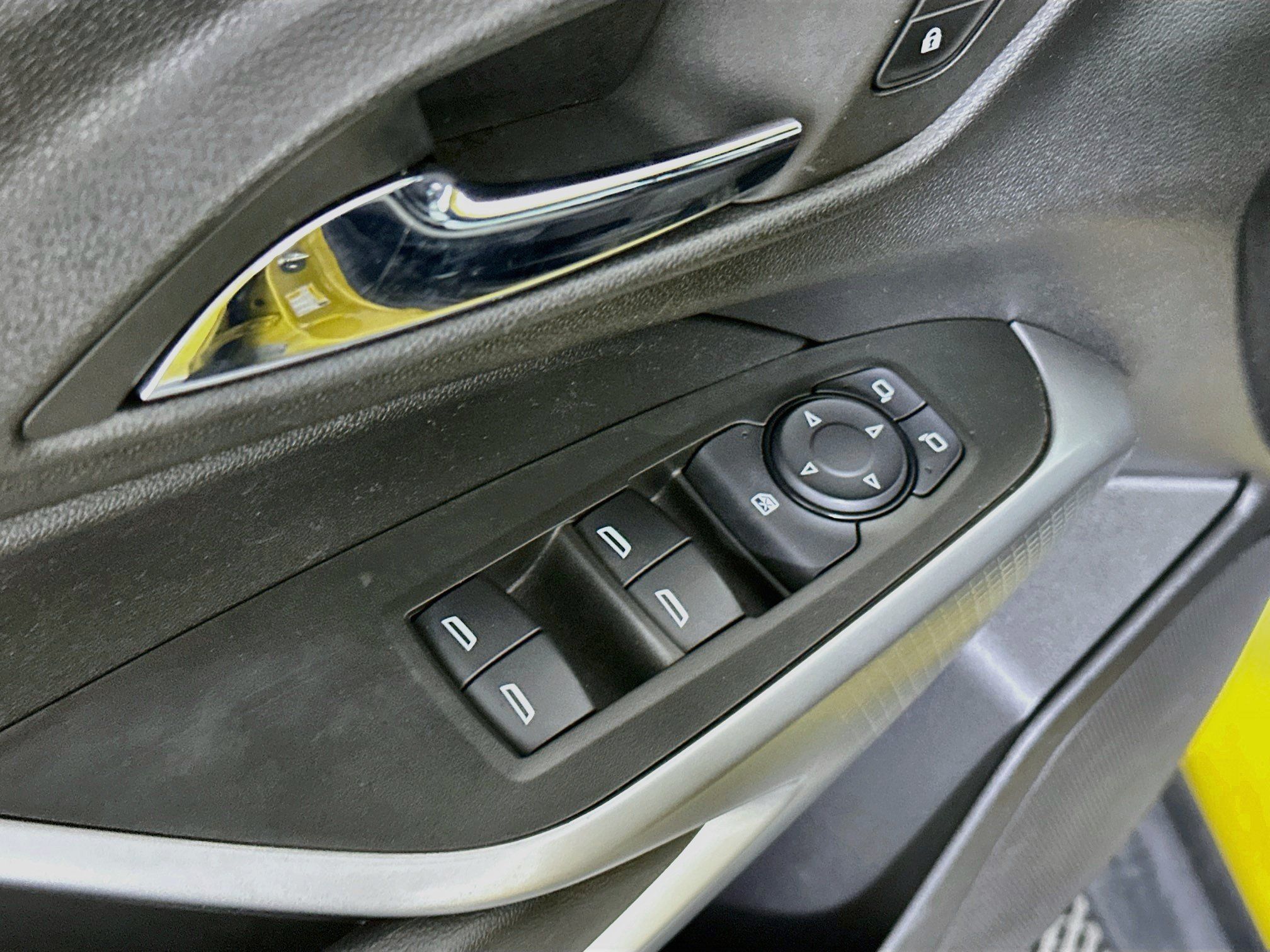 Used 2024 Chevrolet Trax RS w/ Sunroof Package FWD image 15