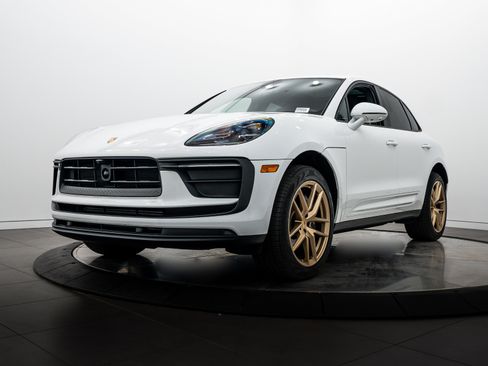 Certified 2025 Porsche Macan AWD/4WD image 1
