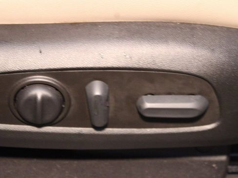 Used 2023 Chevrolet Traverse LT image 12