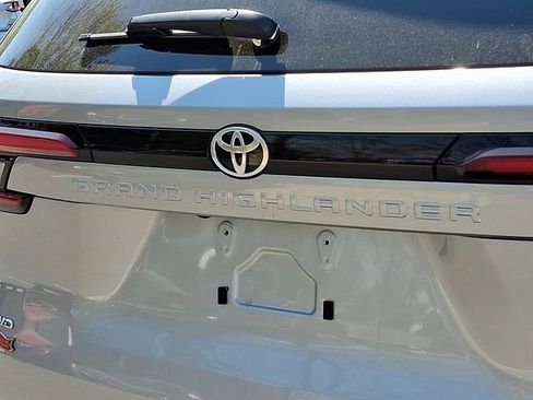 Used 2025 Toyota Grand Highlander AWD image 31