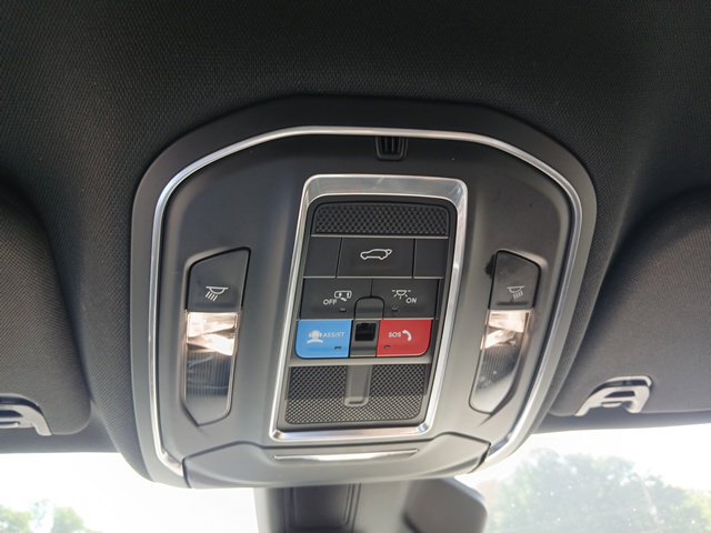 Used 2024 Jeep Wagoneer L Series II AWD/4WD image 39