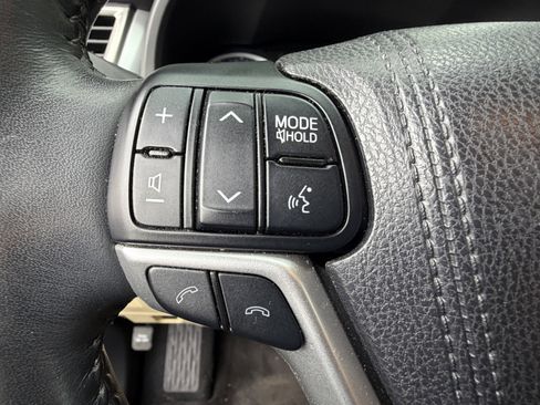 Used 2017 Toyota Highlander Limited Platinum FWD image 19