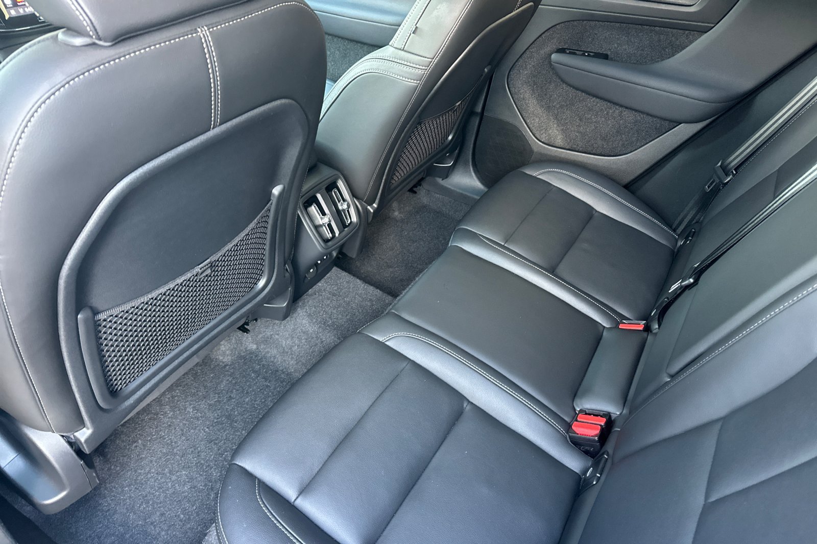 Certified 2025 Volvo XC40 B5 Plus AWD/4WD image 5