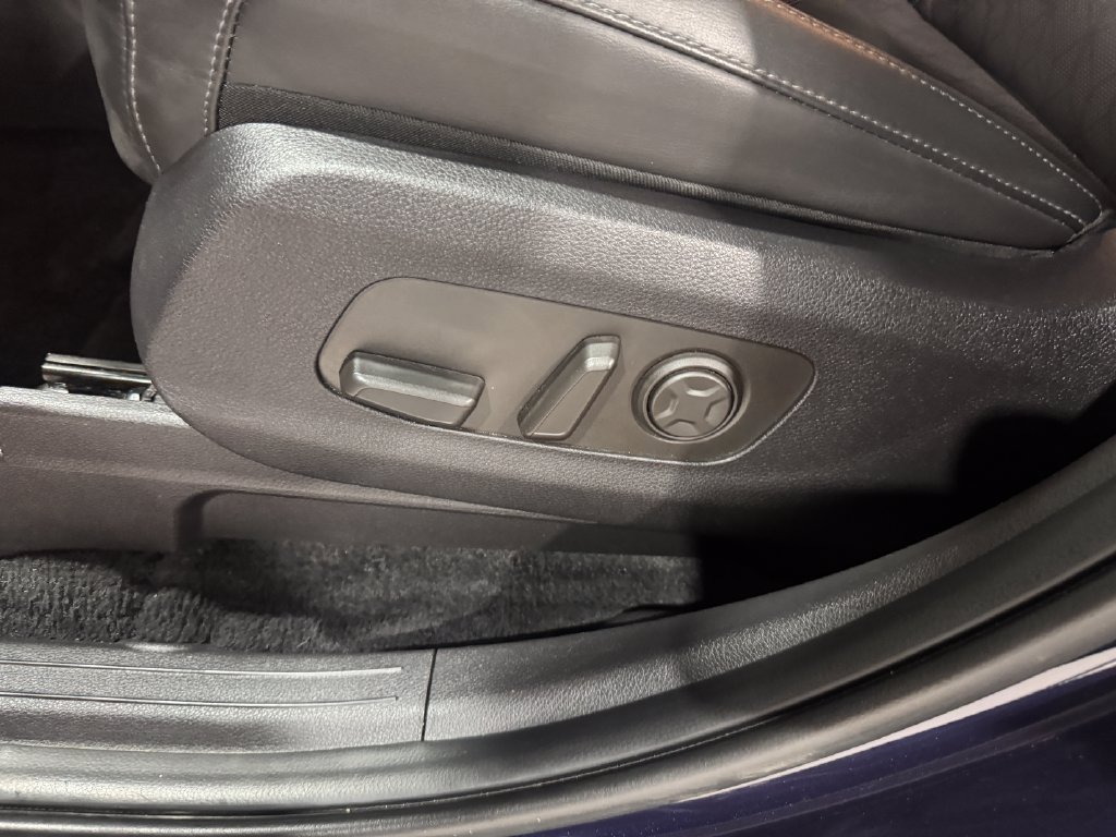 Used 2025 Kia Carnival FWD image 18
