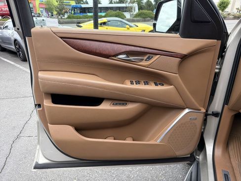 Used 2016 Cadillac Escalade Platinum AWD/4WD image 29