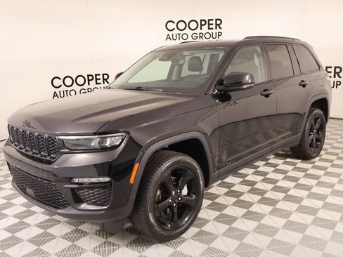 Used 2023 Jeep Grand Cherokee Limited w/ Black Appearance Package AWD/4WD image 11