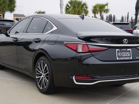 Certified 2025 Lexus ES 300h w/ Premium Package image 8