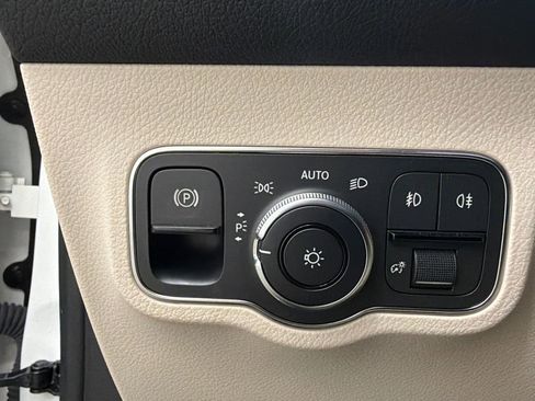 Used 2020 Mercedes-Benz GLB 250 w/ Premium Package image 33