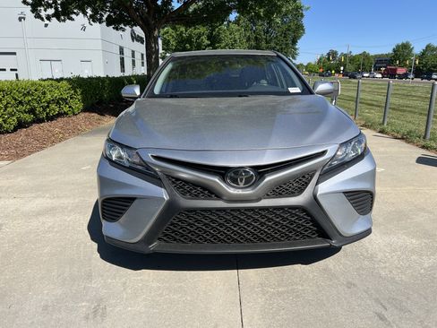 Used 2020 Toyota Camry SE image 3