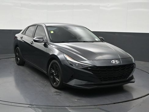 Used 2021 Hyundai Elantra SEL w/ Preferred Accessory Package FWD image 8