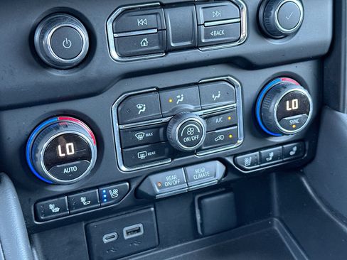 Used 2024 Chevrolet Suburban Premier RWD image 19