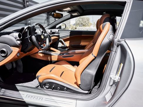 Used 2018 Ferrari GTC4Lusso image 33