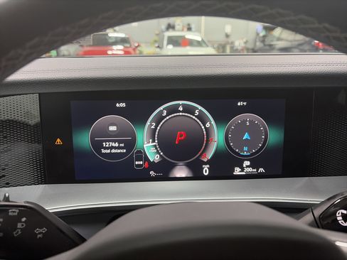 Certified 2025 Volkswagen Tiguan SE image 16