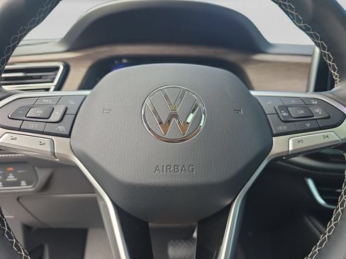 Used 2025 Volkswagen Atlas SEL AWD/4WD image 16
