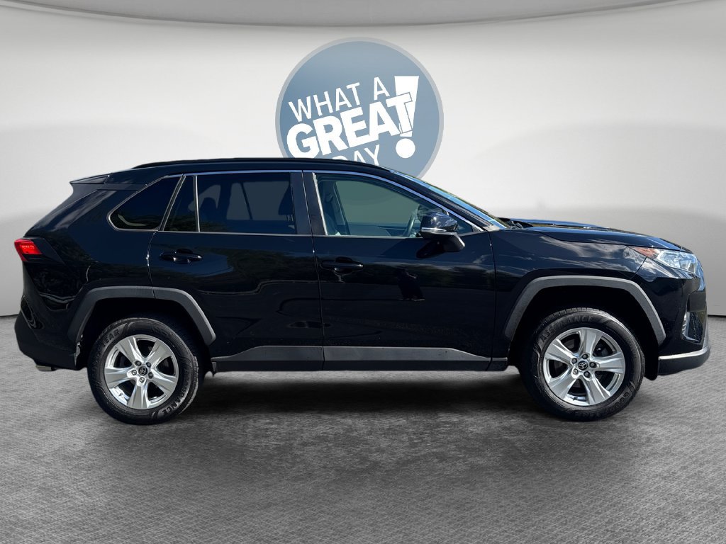 Used 2021 Toyota RAV4 XLE AWD/4WD image 2
