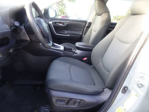 Used 2021 Toyota RAV4 XLE w/ Convenience Package FWD image 7