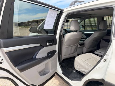 Used 2019 Toyota Highlander XLE AWD/4WD image 14