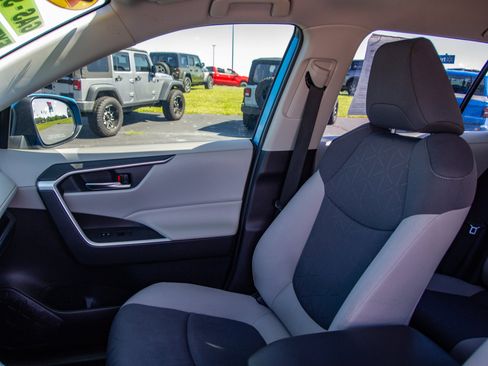 Used 2021 Toyota RAV4 XLE FWD image 14