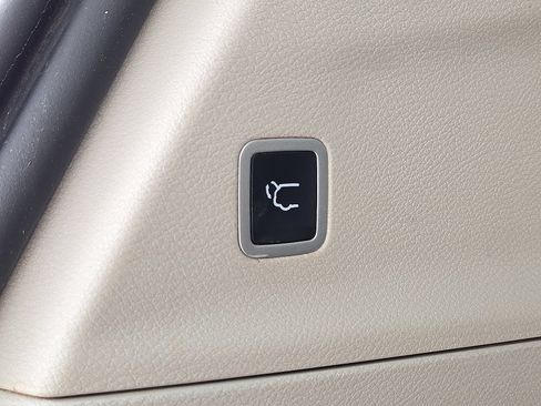 Used 2024 Chrysler Voyager LX FWD image 14