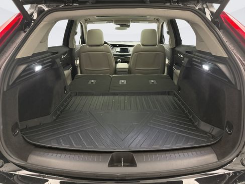 Used 2023 Cadillac XT4 Luxury w/ Cold Weather Package AWD/4WD image 24
