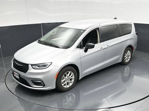 Used 2024 Chrysler Pacifica Touring-L FWD image 47