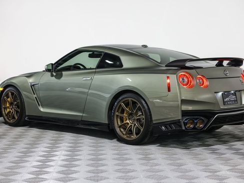 Used 2021 Nissan GT-R Premium image 16