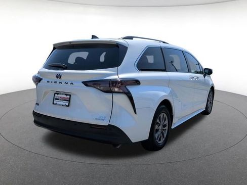 Used 2023 Toyota Sienna XLE FWD image 6