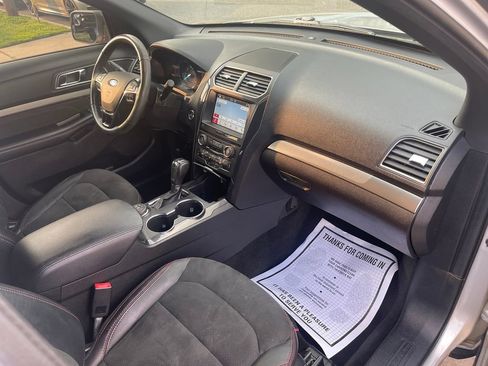 Used 2018 Ford Explorer XLT w/ Equipment Group 202A AWD/4WD image 24