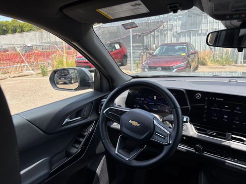 Used 2025 Chevrolet Equinox LT FWD image 34