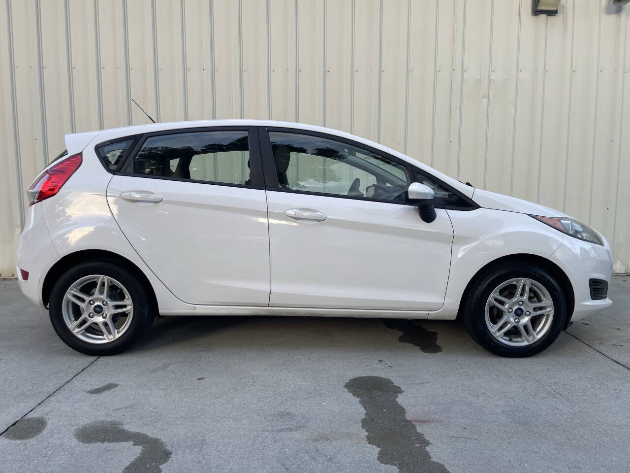 Used 2018 Ford Fiesta SE FWD image 2