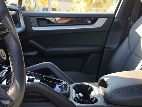 Certified 2025 Porsche Cayenne Coupe image 23