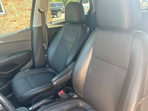 Used 2019 Chevrolet Trax LT w/ LT Convenience Package AWD/4WD image 19