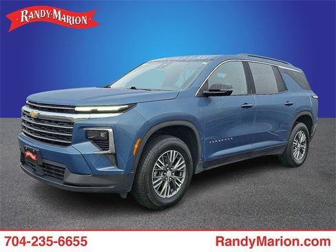 Certified 2025 Chevrolet Traverse LT image 1