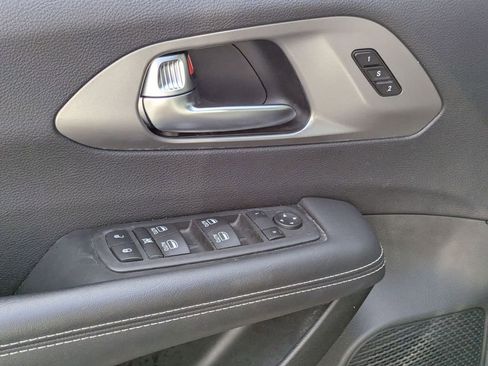 Used 2025 Chrysler Pacifica Select image 16