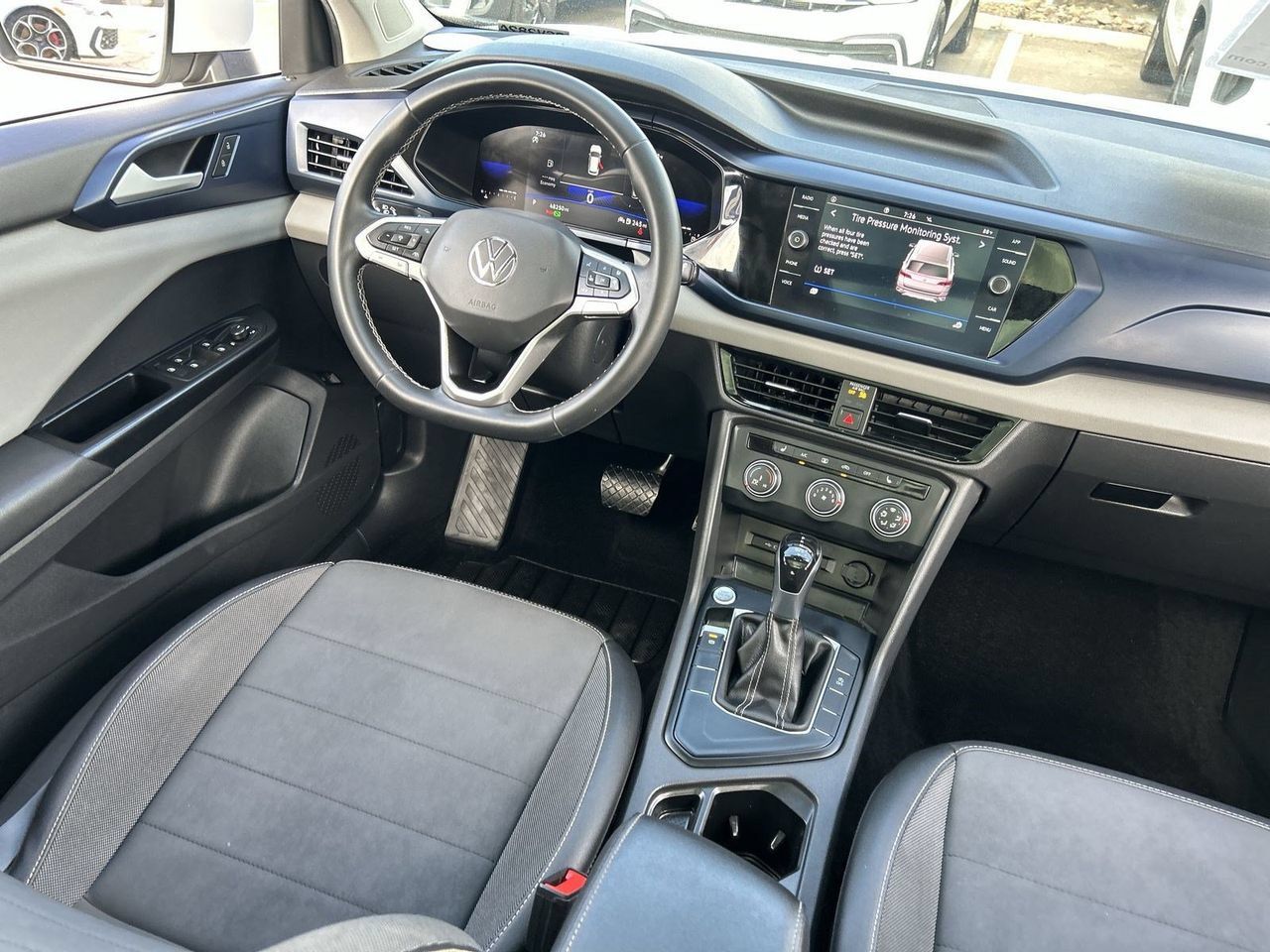 Used 2022 Volkswagen Taos SE w/ Panoramic Sunroof Package FWD image 11