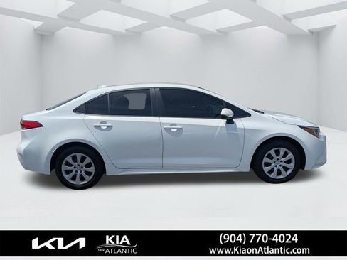 Used 2020 Toyota Corolla LE FWD image 2