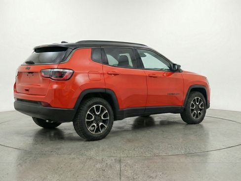 Used 2025 Jeep Compass Trailhawk image 9