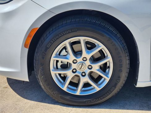 Used 2022 Chrysler Pacifica Touring-L image 11