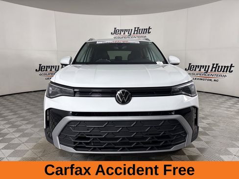 Used 2025 Volkswagen Taos SE w/ Panoramic Sunroof Package AWD/4WD image 3